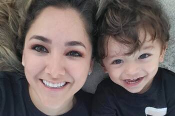 Sherlyn disfruta de unas merecidas vacaciones en la playa con su hijo