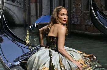 Jennifer Lopez, con su vestido Dolce & Gabbana, embellece los canales de Venecia