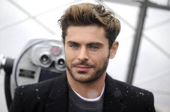 Zac Efron enloquece a los fans de "High School Musical" al posar en el sitio donde grabó la cinta