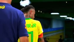VIDEO | Sufren las supestrellas: rival escupió a Lionel Messi y le lanzaron palomitas a Neymar en Brasil