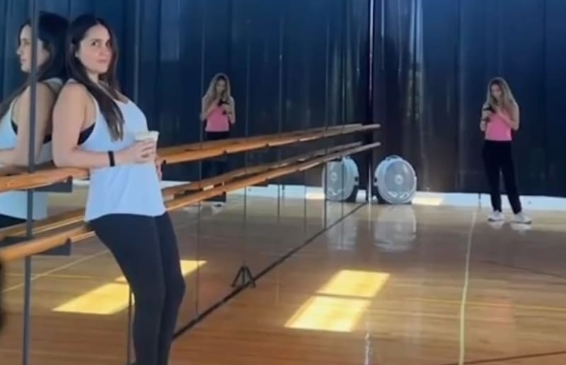 Los ensayos de la banda se llevan a cabo en un estudio en la casa de Anahí