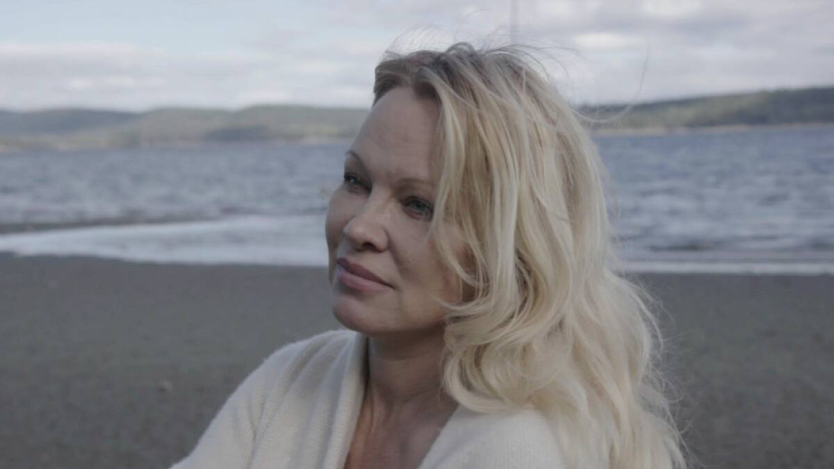 "Se necesitan dos para bailar tango": Pamela Anderson defiende sus comentarios sobre #MeToo