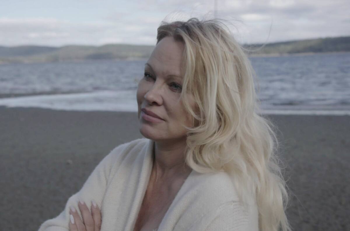 "Se necesitan dos para bailar tango": Pamela Anderson defiende sus comentarios sobre #MeToo