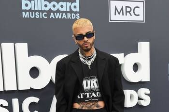 Rauw Alejandro es presentado como uno de los reyes del reguetón latino en los Billboard Music Awards
