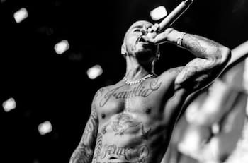 ¡En pleno concierto! Esta fue la reacción de J Balvin cuando le pasaron una gorra de Residente