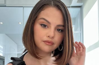 Selena Gomez descalza y con un millonario collar de diamantes deslumbró en los SAG Awards