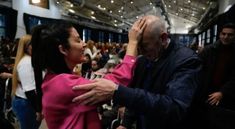 Leda Bergonzi se dedica a curar heridas de los enfermos.