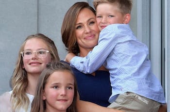 Jennifer Garner captada con sus hijos de paseo, mientras se rumora crisis matrimonial entre Bennifer