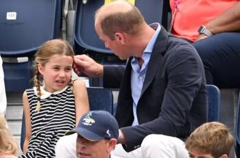 Charlotte se pone celosa cuando unas fans se toman una selfie con su papá, el príncipe William