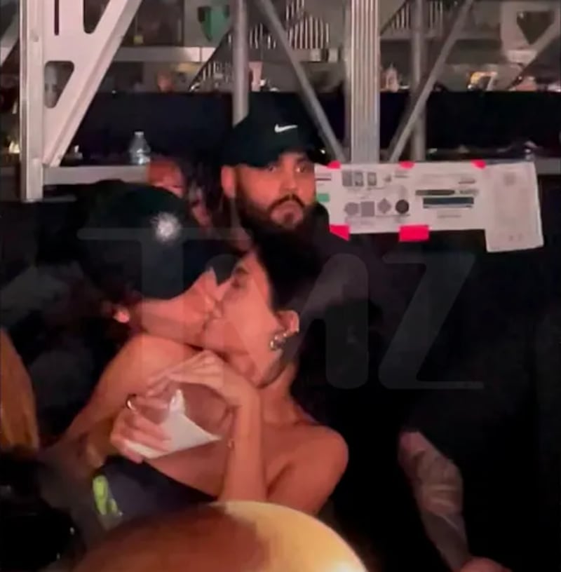 El portal de chismes TMZ filtró unas imágenes comprometedoras de Timothée Chalamet y Kylie Jenner dándose un apasionado beso.