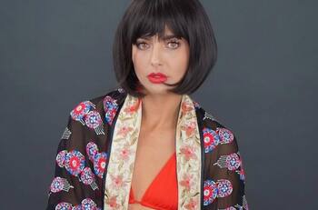 Michelle Renaud disfruta ser plana tras quitarse sus implantes mamarios