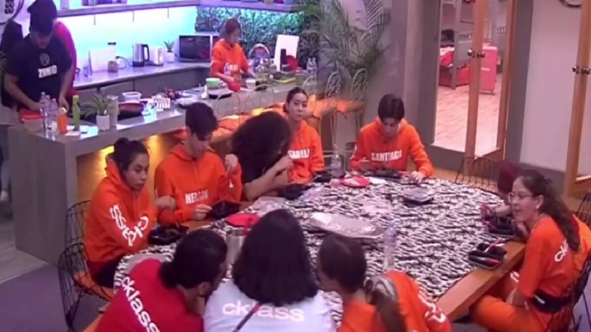 Alumnos de “La Academia 20 años” encuentran gusanos en su comida
