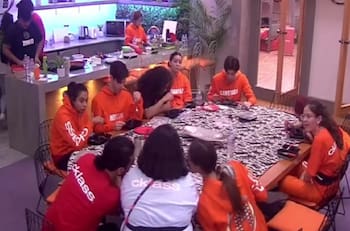 Alumnos de “La Academia 20 años” encuentran gusanos en su comida