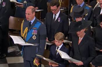 Príncipe George usó traje azul en el funeral de la reina Isabel, por esta importante razón