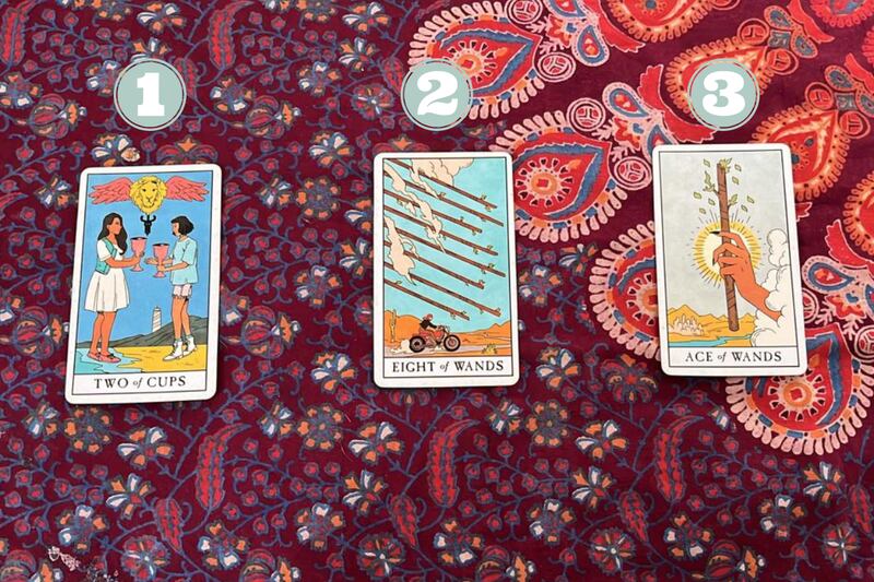 Tres cartas encima de una tela.