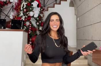Bárbara de Regil saca su lado Grinch en esta Navidad