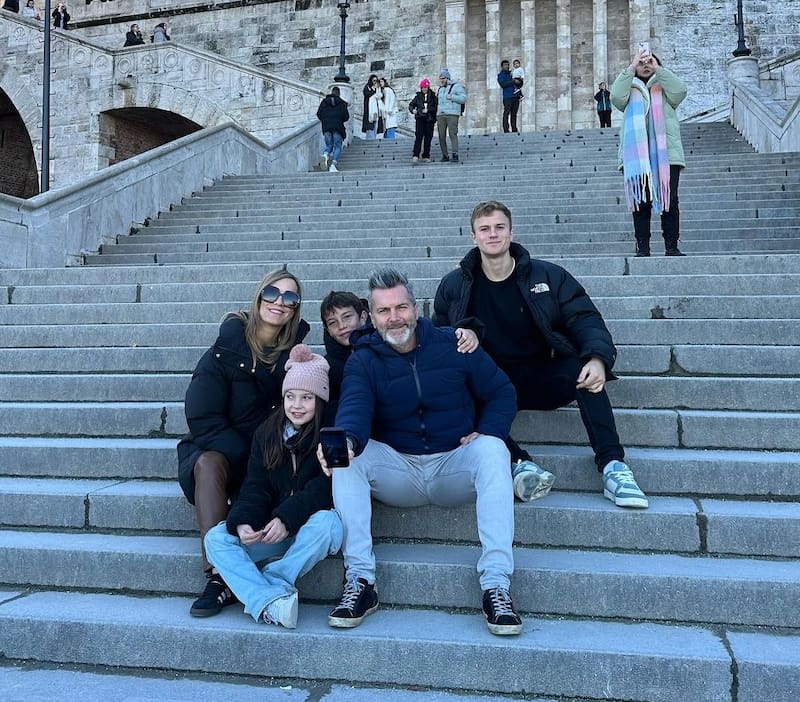 La familia posando en su paso por Budapest