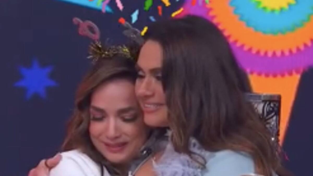 "Te llevaste a mi niño": Penélope Menchaca se desahoga rompiendo la piñata con "lo malo del 2022"