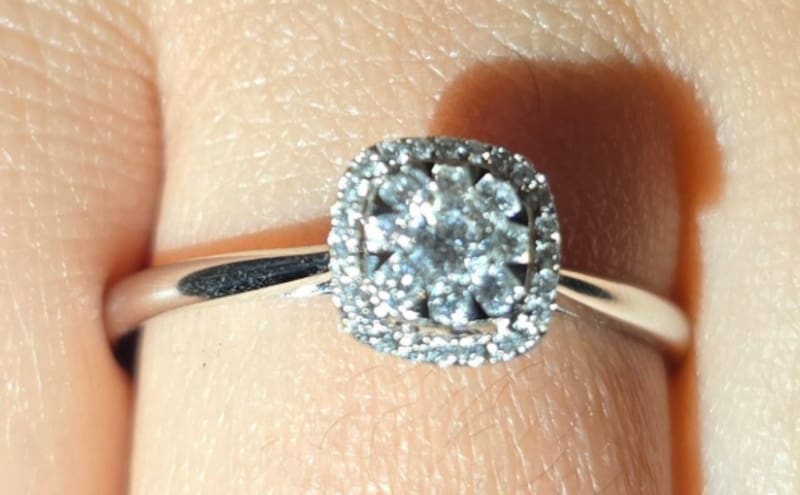 Anillo de bodas del participante de El Internado.