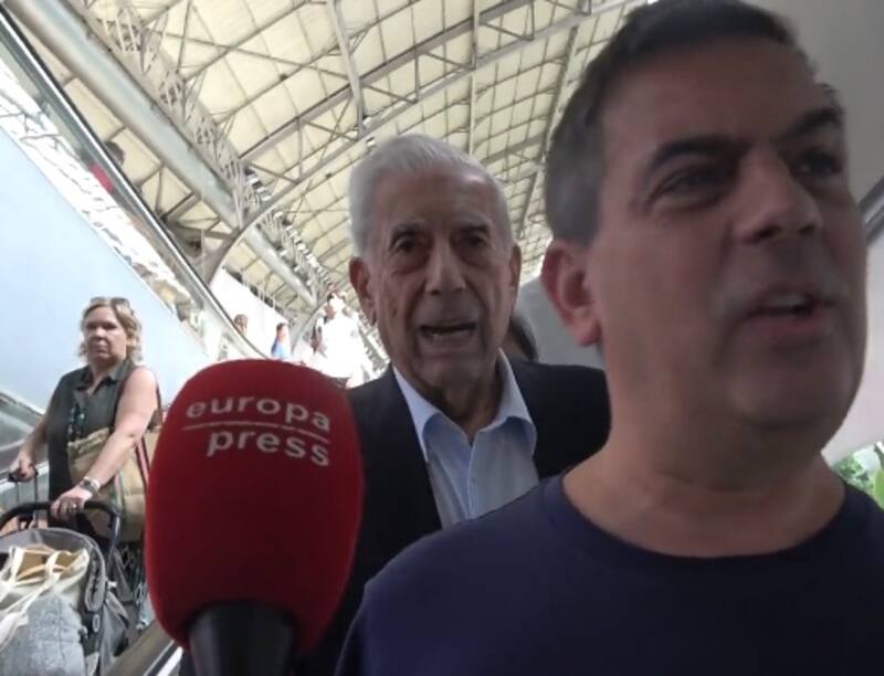 El escritor fue captado a su regreso de un viaje familiar