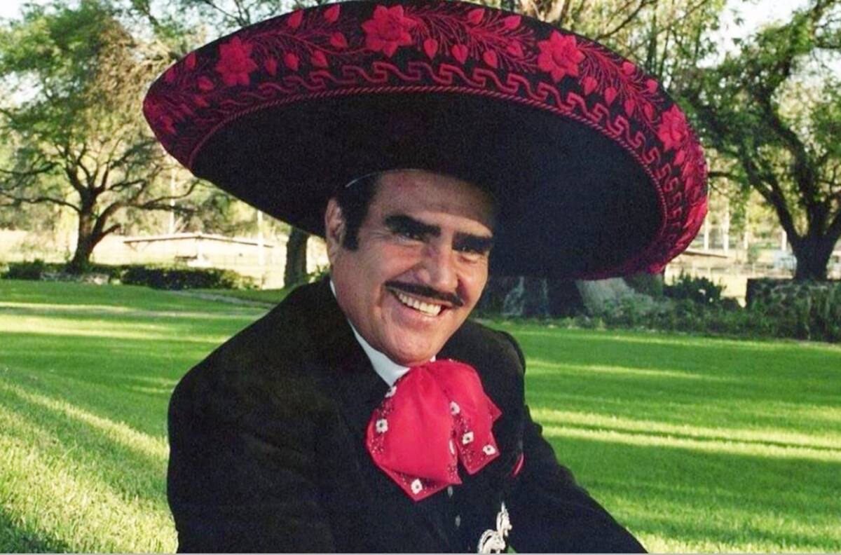 Reaparece supuesta hija no reconocida de Vicente Fernández y pide que la dejen verlo