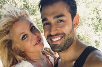 Novio de Britney Spears provoca un accidente de tránsito