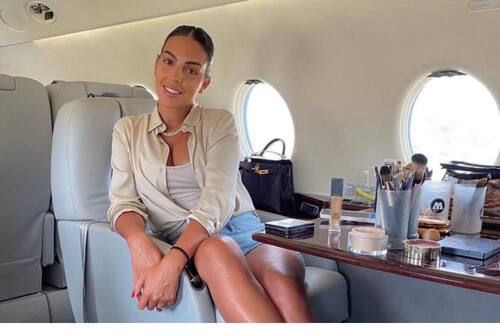 La pareja de Cristiano Ronaldo pasó de una vendedora de una tienda de lujo a una mujer de negocios, modelo e influencer que gusta de coleccionar ropa y accesorios costosos.