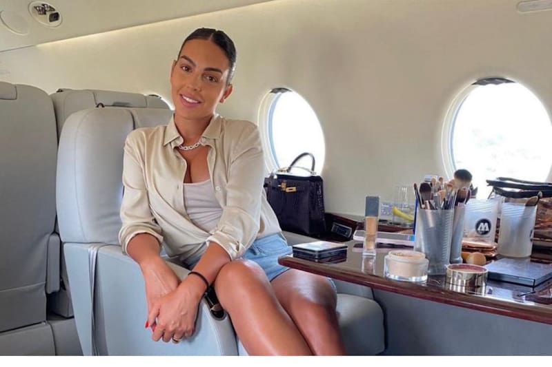 La pareja de Cristiano Ronaldo pasó de una vendedora de una tienda de lujo a una mujer de negocios, modelo e influencer que gusta de coleccionar ropa y accesorios costosos.