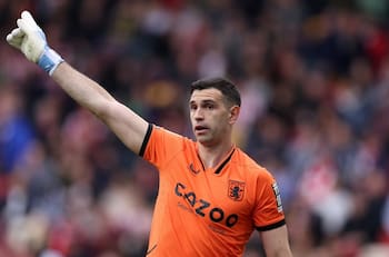 Dibu Martínez a la baja: ya no está en el top 5 de los arqueros más valiosos en la Premier League