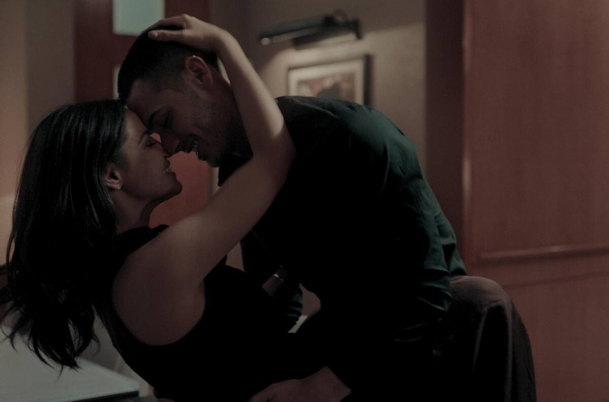 Maite Perroni y Alejandro Speitzer se agarran a besos en serie de Netflix