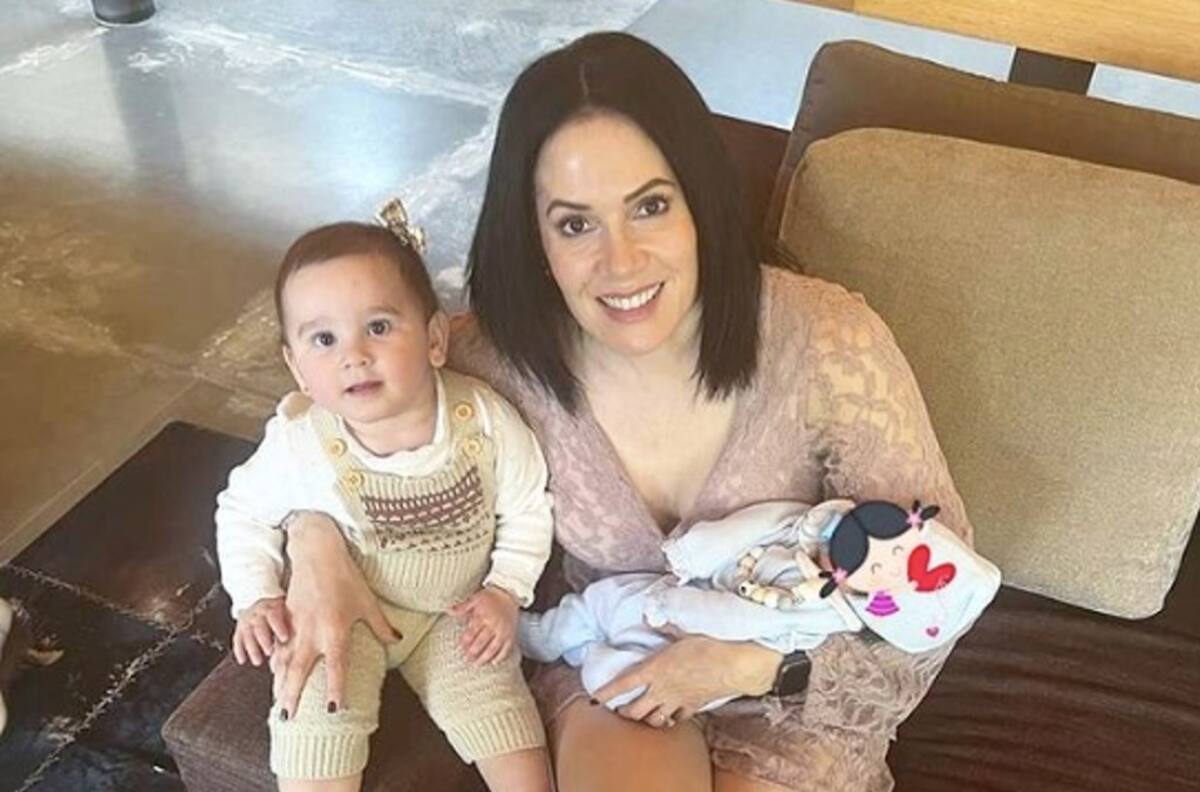 América Guinart posa como abuela orgullosa con sus nietas el Día de las Madres