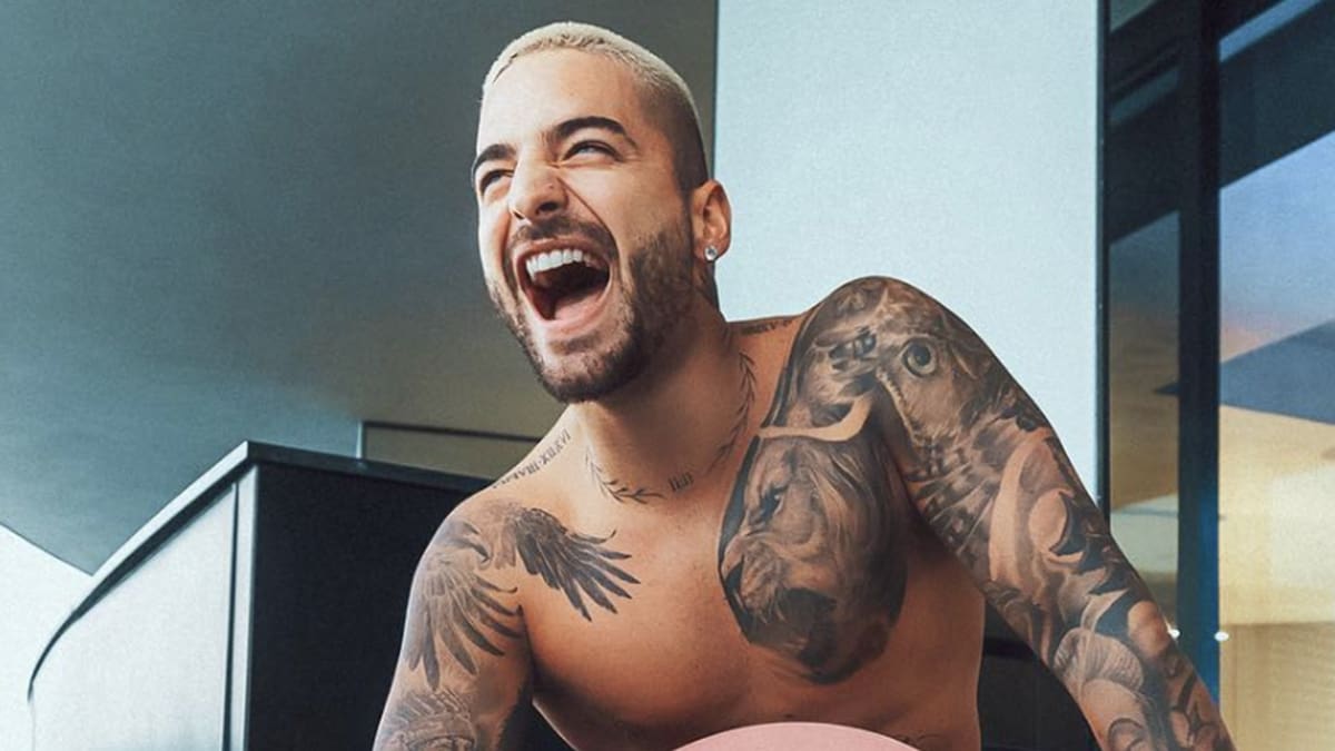 ¡Todo lo que hace una pañoleta! Maluma al mejor estilo de la Reina Isabel II