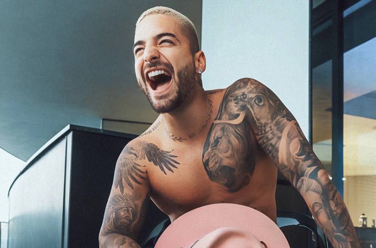 ¡Todo lo que hace una pañoleta! Maluma al mejor estilo de la Reina Isabel II