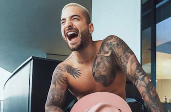 ¡Todo lo que hace una pañoleta! Maluma al mejor estilo de la Reina Isabel II