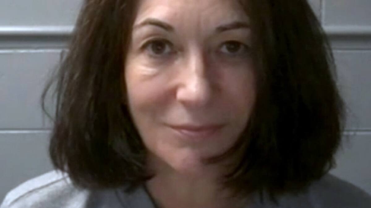 Ghislaine Maxwell, quien cumple condena por tráfico sexual, llama "querido amigo" al príncipe Andrew