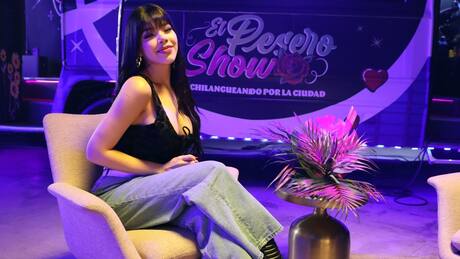 Kenia Os se pasea por Ciudad de México en transporte público en episodio de "Pesero Show"