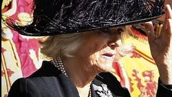 El significado del brazalete azul que Camilla llevó durante todo el luto a Isabel II