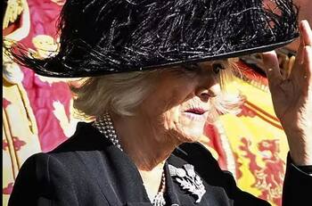 El significado del brazalete azul que Camilla llevó durante todo el luto a Isabel II