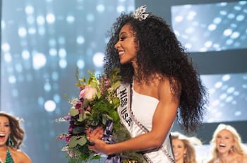 Fans honran a Miss USA Cheslie Kryst con flores frente a su edificio