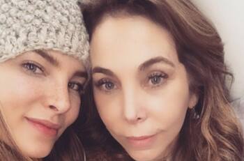 Christian Nodal le lleva serenata a su suegra, Belinda Schull