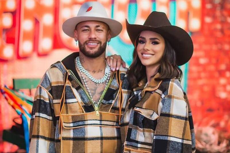 Neymar Jr. y Bruna Biancardi celebraron el nacimiento de su hija con hermosas postales los tres juntos.