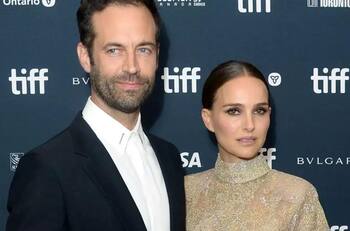 Natalie Portman es captada sin el anillo de compromiso en un evento público