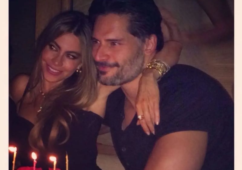 Sofía Vergara junto a su marido Joe Manganiello celebrando un cumpleaños junto a una torta con velas encendidas.