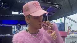 No lo pasa bien: Machine Gun Kelly fue pifiado y se peleó con un fan en el Louder Than Life Festival