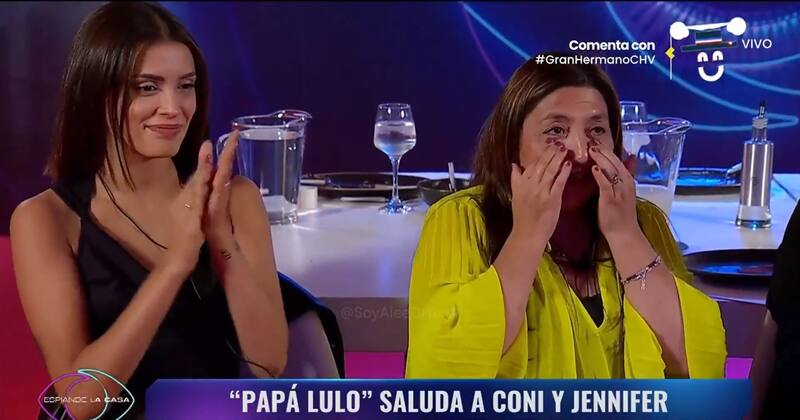 Constanza y Pincoya emocionadas con las palabras de Francisco Arenas.