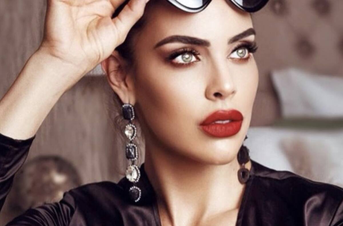 "Mujer divina" le dicen a Sara Corrales después de mostrar su nuevo y estilizado look