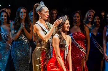 Miss Universo R'Bonney Gabriel entrega la corona a su sucesora