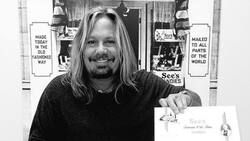 Vocalista de Mötley Crüe sufre aparatosa caída del escenario: resultó con costillas rotas