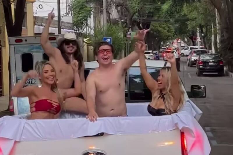 Rey Grupero De fiesta acuática por la Ciudad de México - Créditos: Instagram: @reygruperobromas