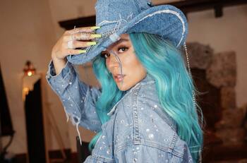 Karol G sorprende a sus seguidores en concierto improvisado